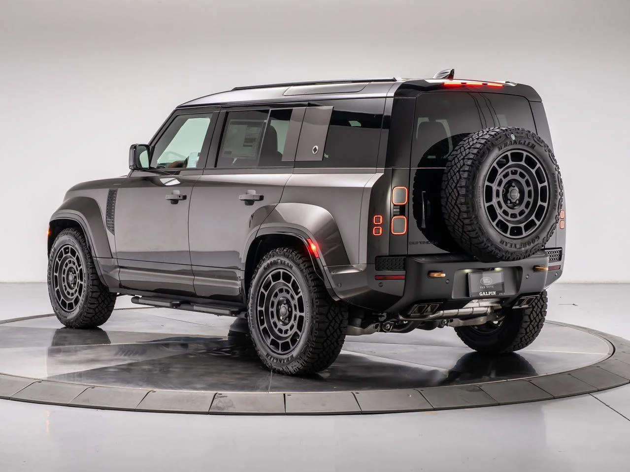 New 2026 CHARENTE GREY Land Rover P635 OCTA image 3