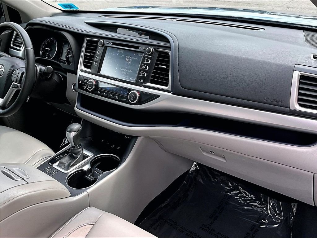 Used 2017 Shoreline Blue Pearl Toyota XLE image 14
