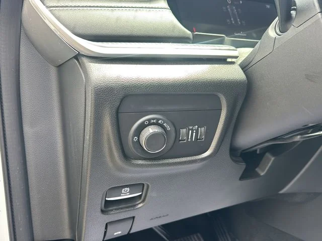 Used 2023 White Jeep Laredo image 10