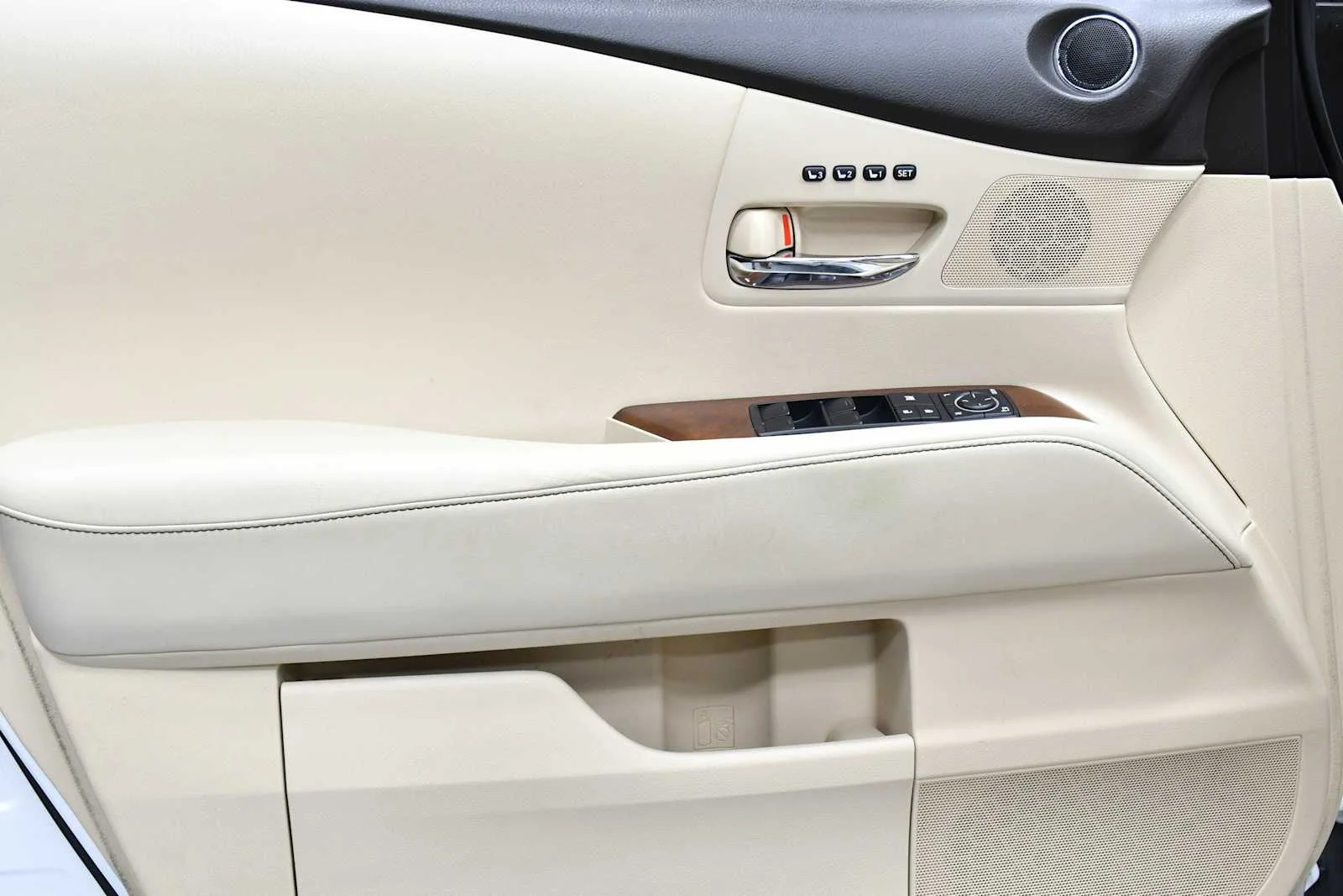 Used 2013 Starfire Pearl Lexus  image 12