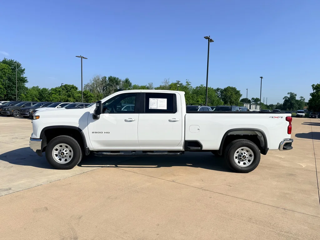 Used 2025 Summit White Chevrolet LT image 9