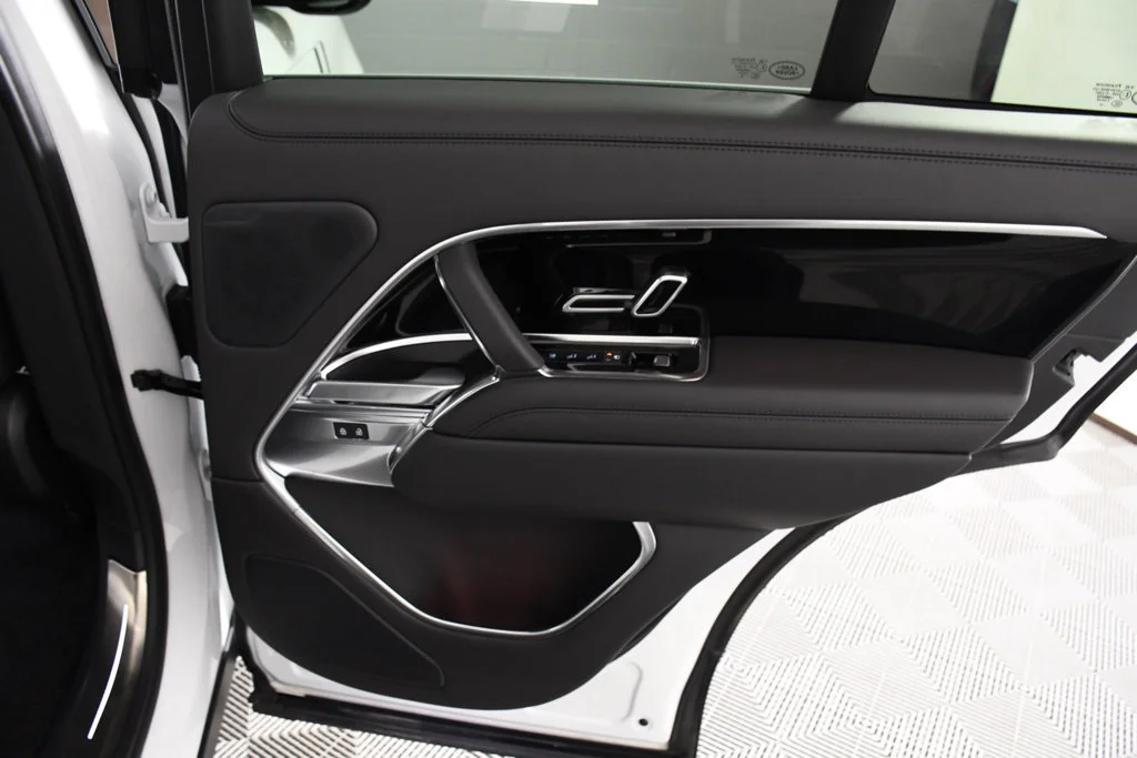 Used 2026  Land Rover SE image 20
