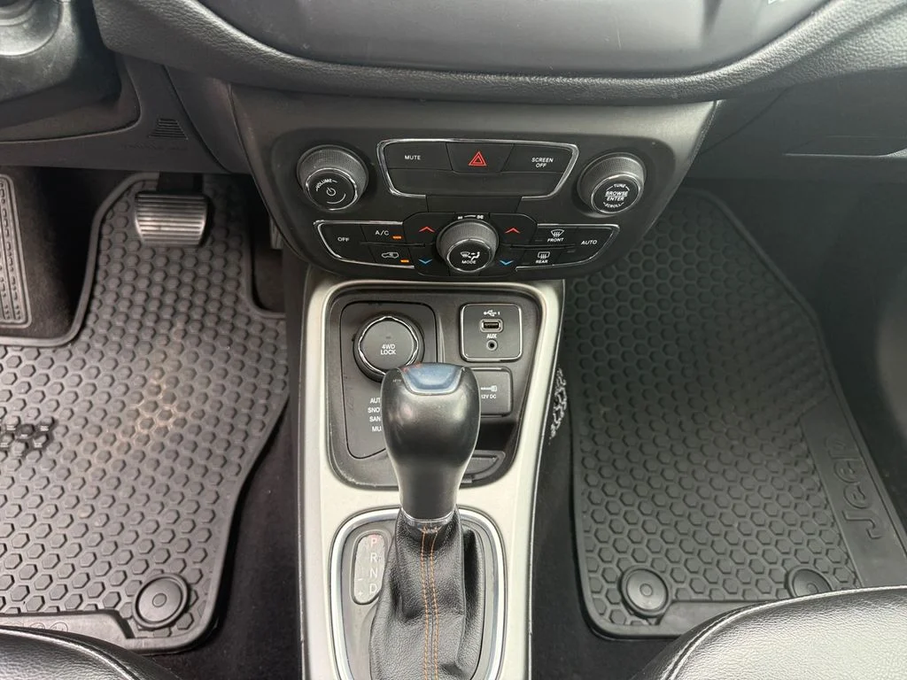 Used 2021 Velvet Red Pearlcoat Jeep Latitude image 10