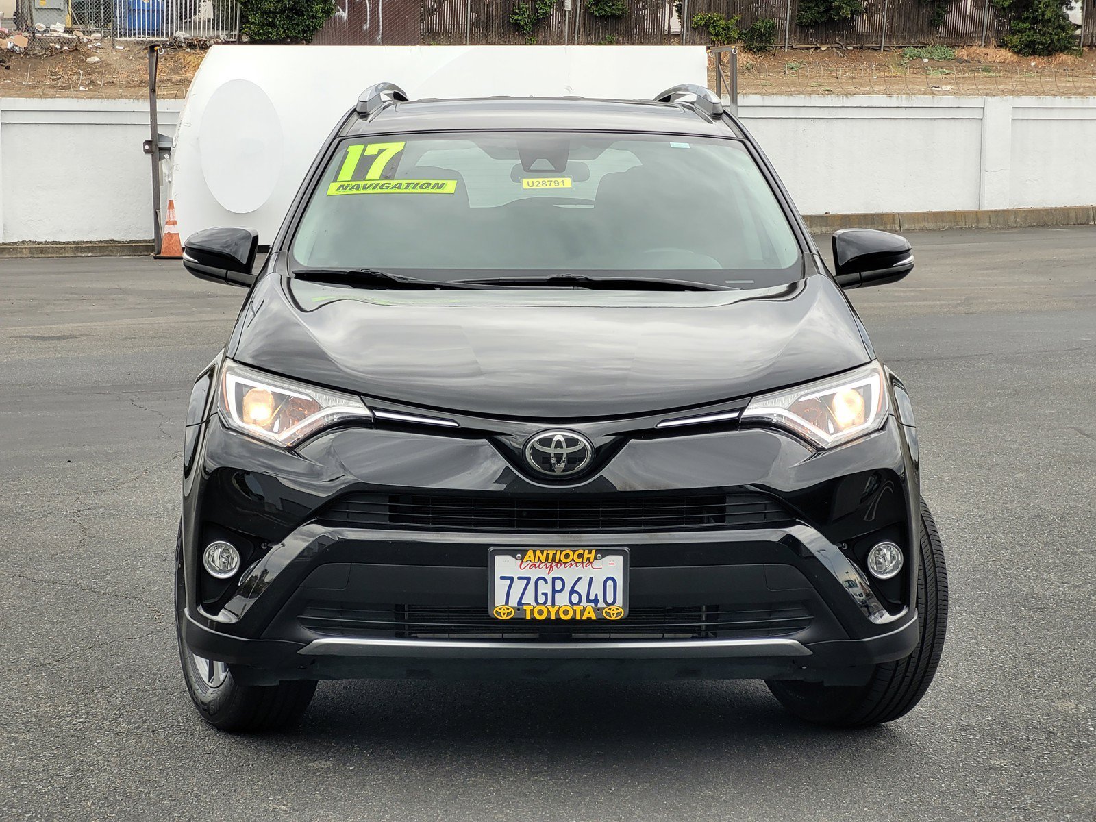 Used 2017  Toyota XLE image 2