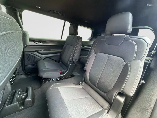 New 2026 Diamond Black Crystal Pearl-Coat Exterior Paint Jeep Laredo X image 15
