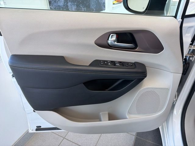 Used 2023 White Chrysler LX image 19