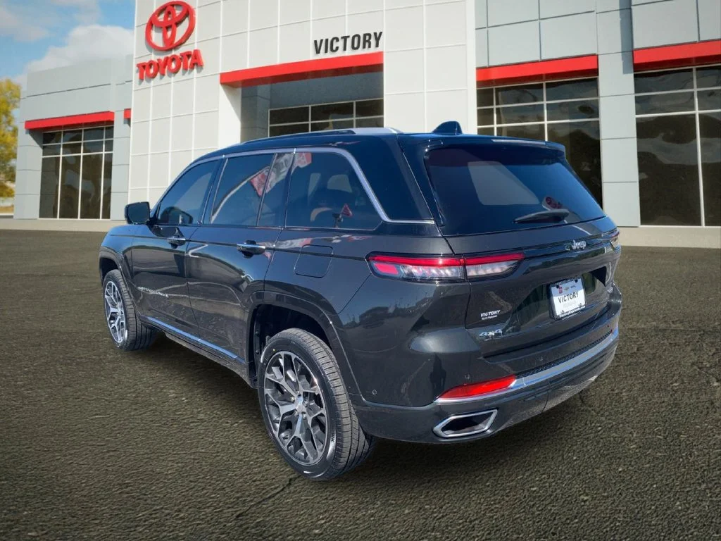 Used 2023  Jeep Summit Reserve image 5