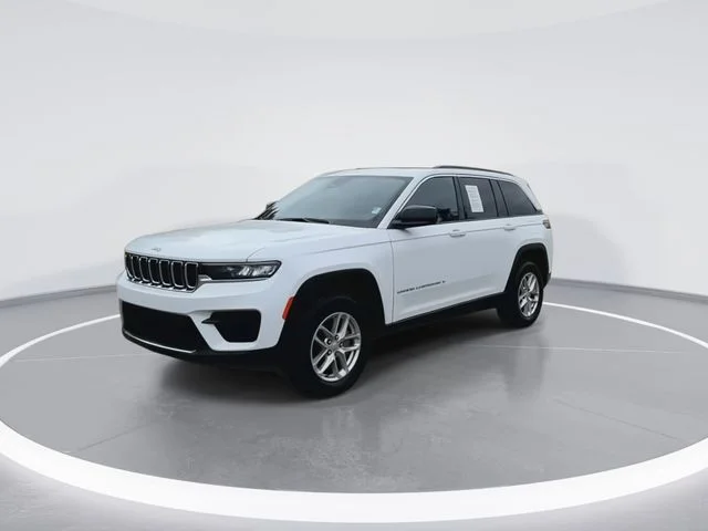 Used 2025 White/off-white Jeep Laredo X image 5