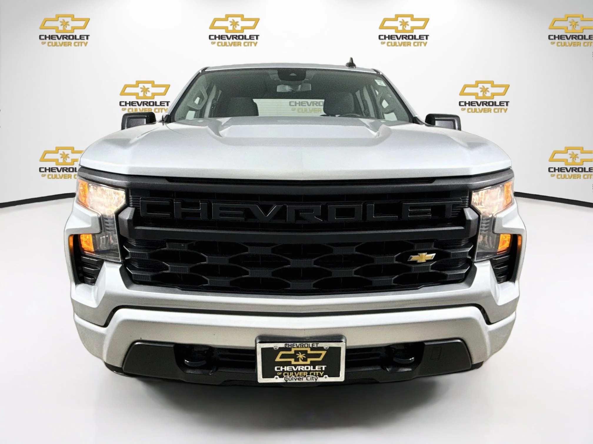 Used 2022 Silver Ice Metallic Chevrolet Custom image 2
