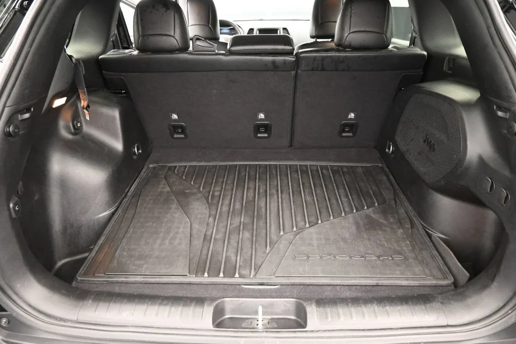 Used 2022 Black Jeep Latitude Lux image 14