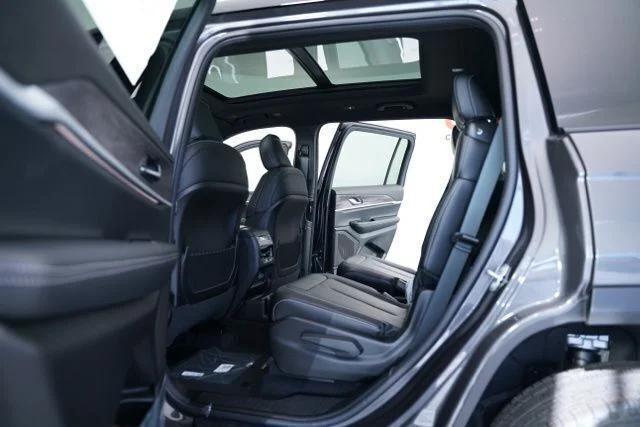New 2025 Baltic Gray Metallic Clear-Coat Exterior Paint Jeep Limited image 27
