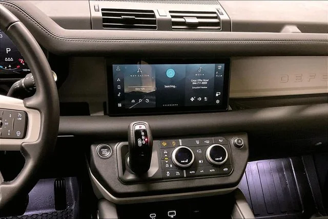 Used 2024 White Land Rover X-Dynamic SE image 5