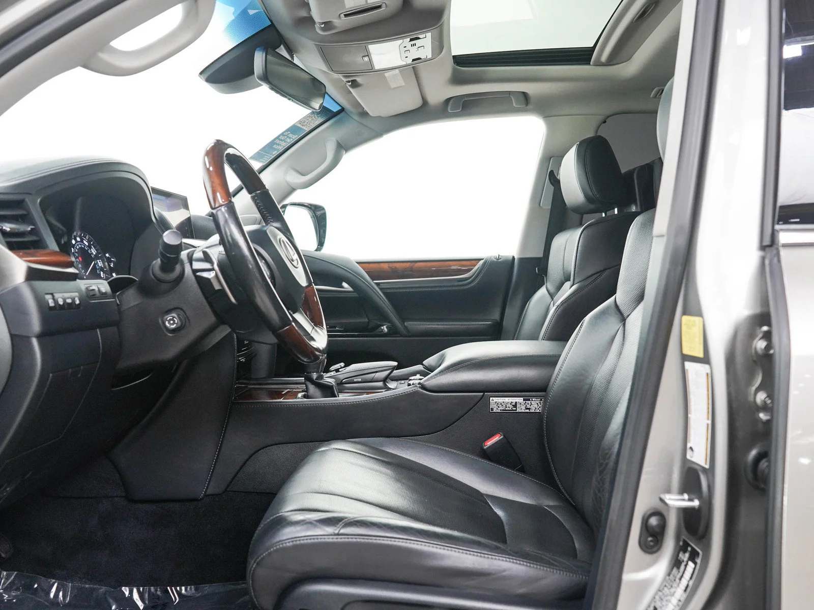 Used 2018 Silver Lexus 570 image 27