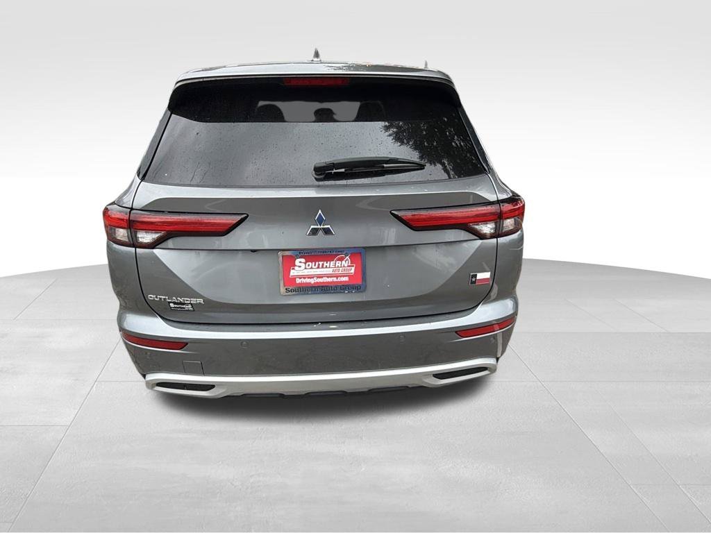Used 2023 Silver Mitsubishi SE image 7