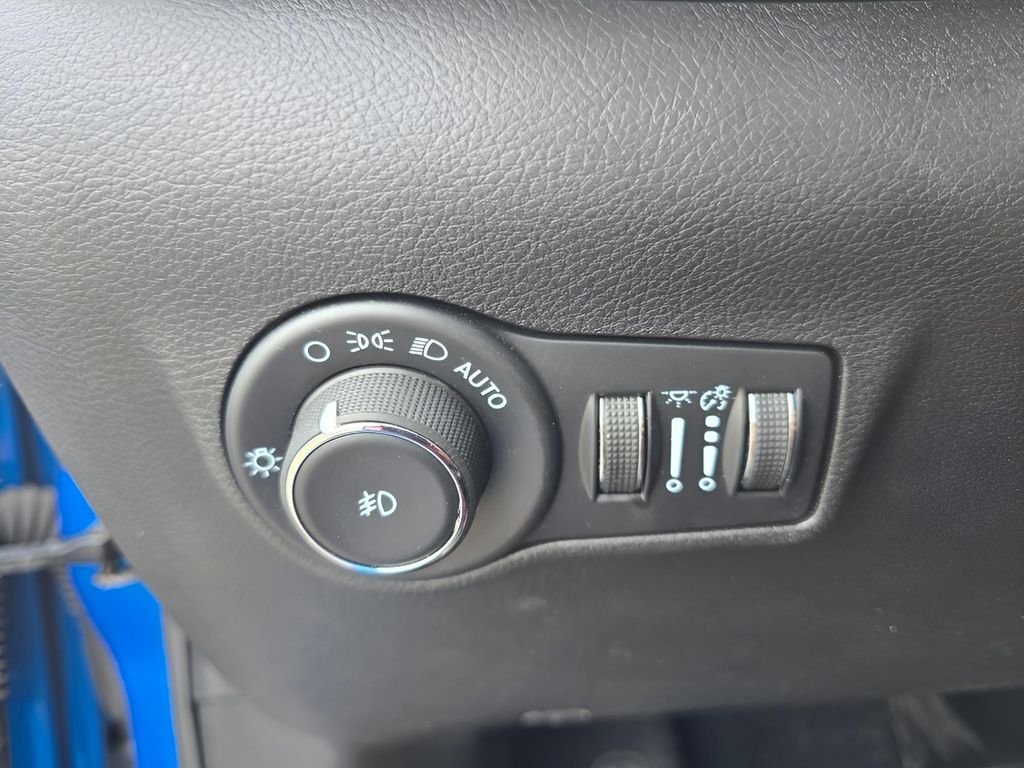Used 2024 Hydro Blue Pearlcoat Jeep Limited image 21