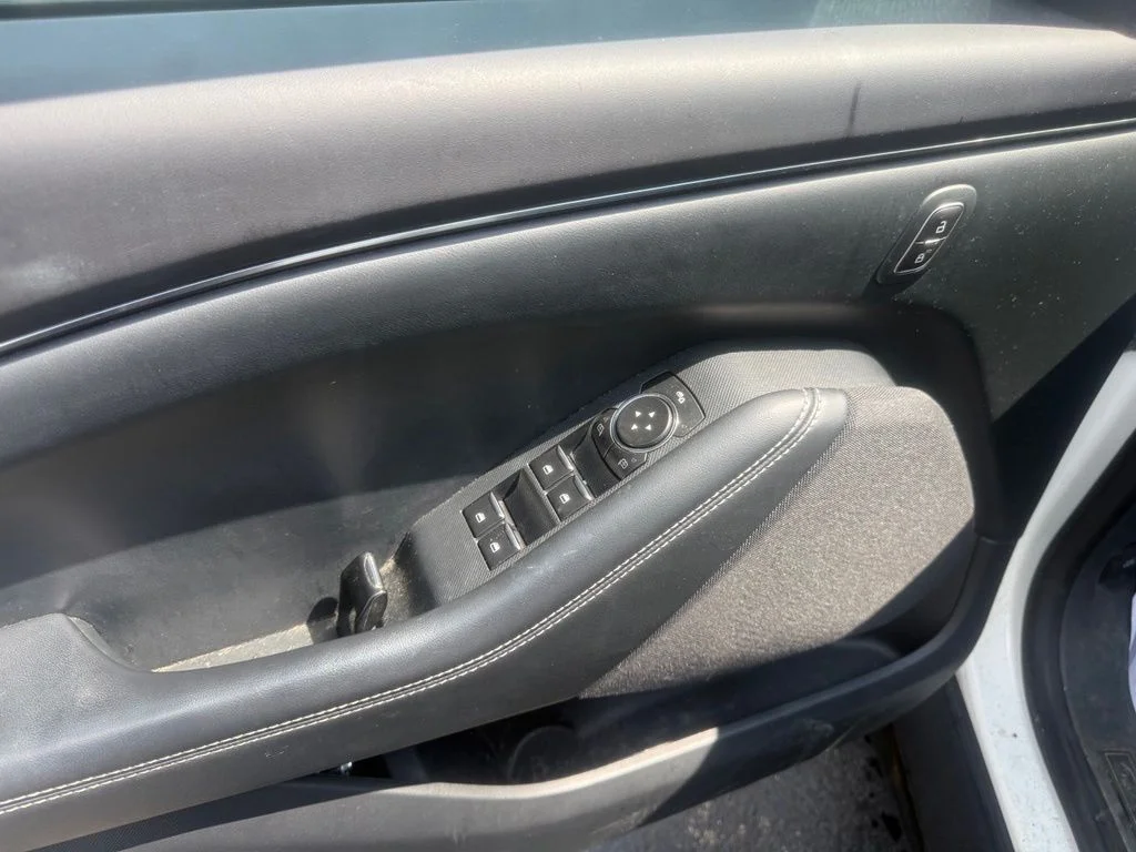 Used 2022 White Metallic Ford Select image 20