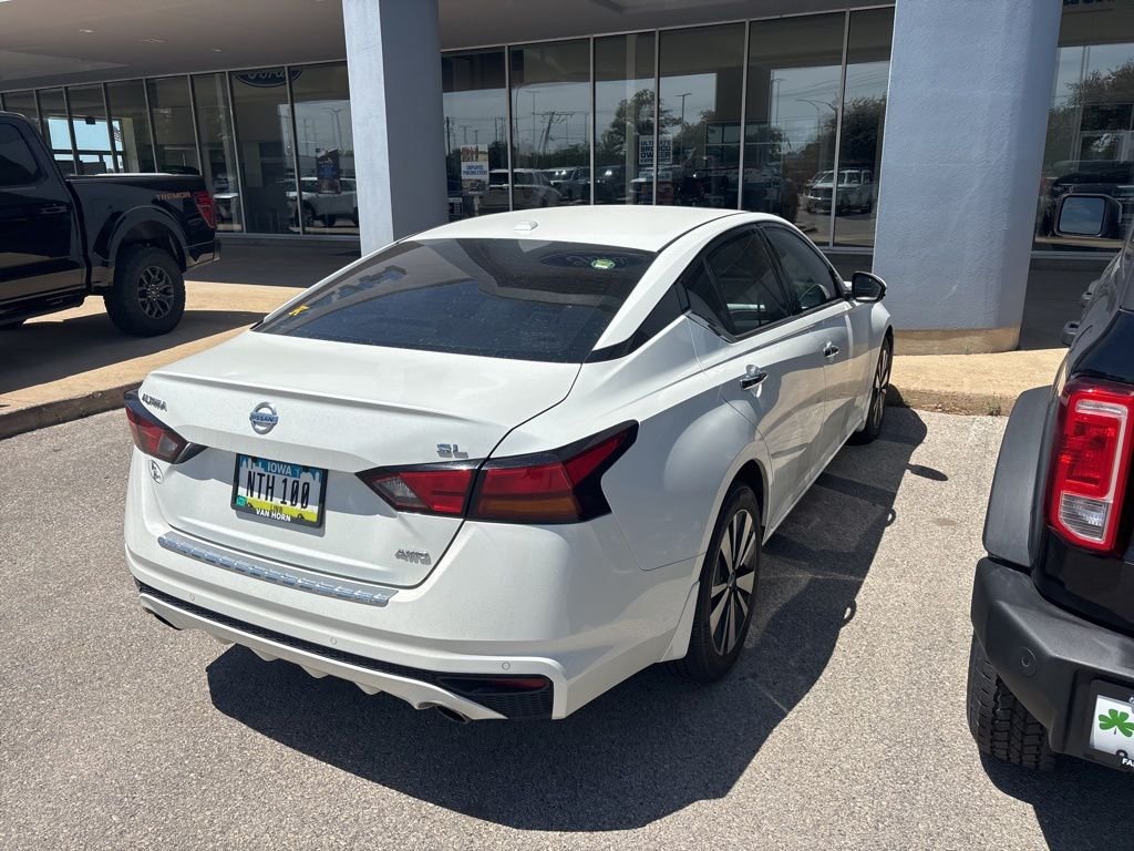 Used 2019 White Nissan 2.5 SL image 5