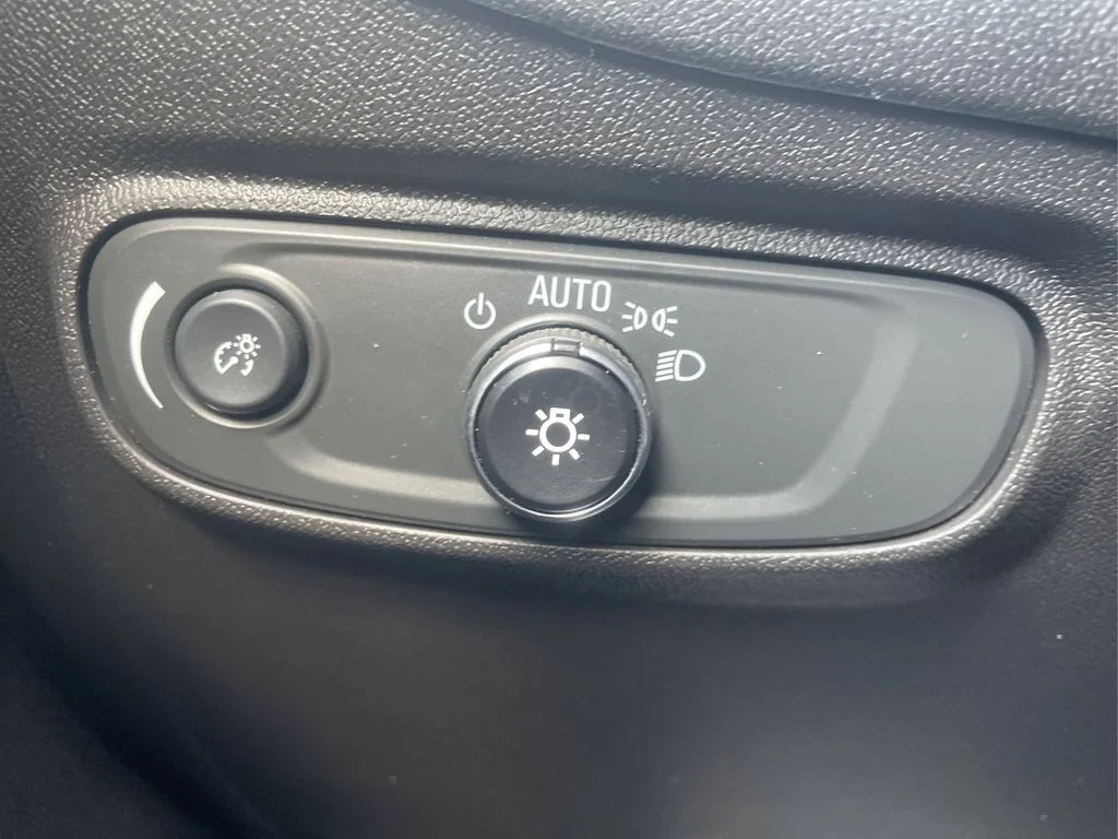 Used 2024 Summit White Chevrolet LT image 15