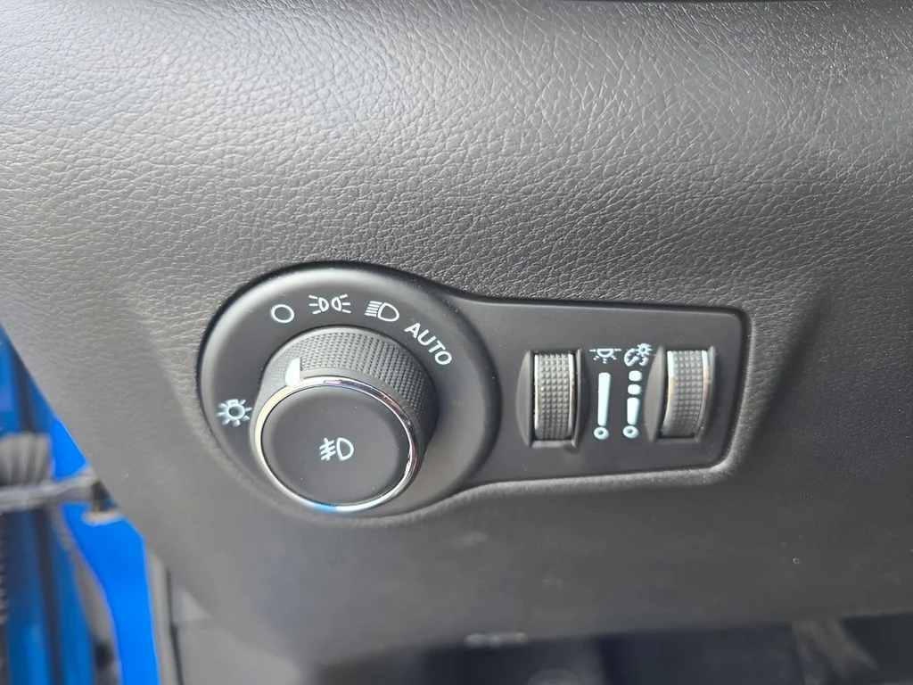 Used 2024 Hydro Blue Pearlcoat Jeep Limited image 21