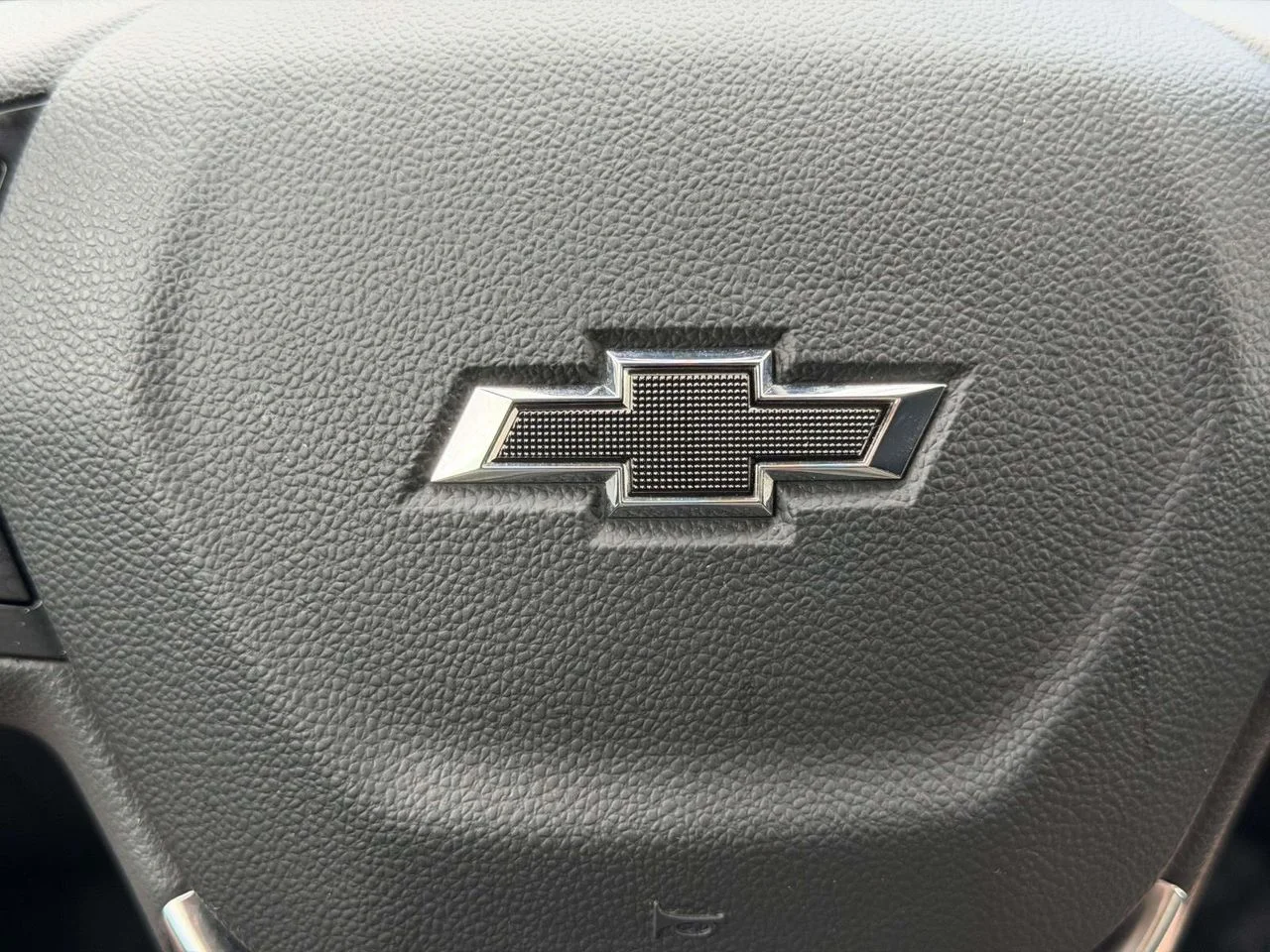 Used 2025 Summit White Chevrolet FWD ACTIV image 26