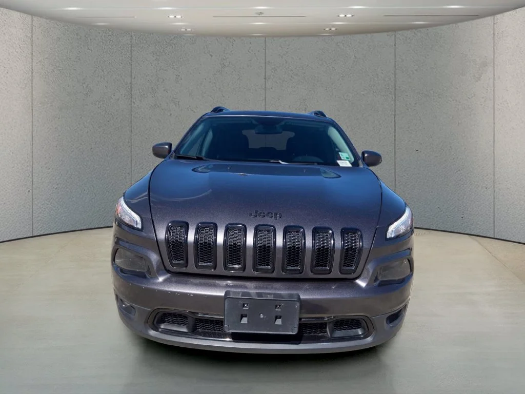 Used 2018 Gray Jeep Latitude image 8