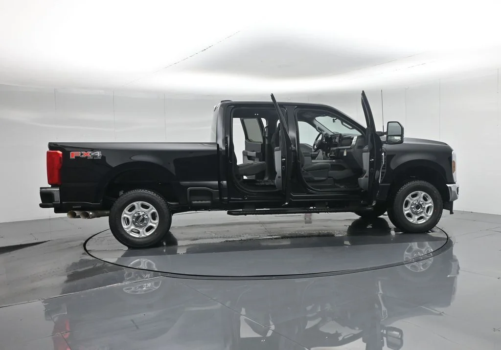 New 2026 Agate Black Metallic Ford XLT image 4