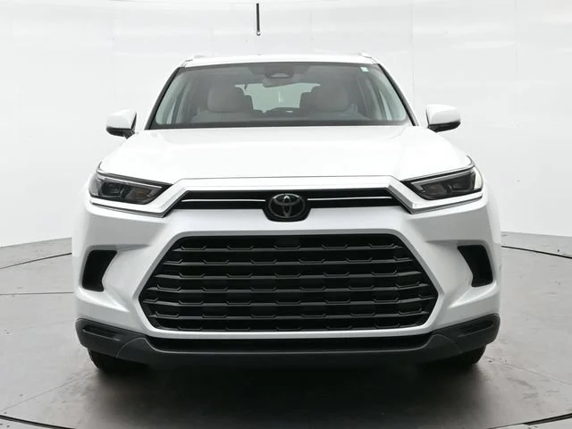 Used 2024 Wind Chill Pearl Toyota XLE image 2