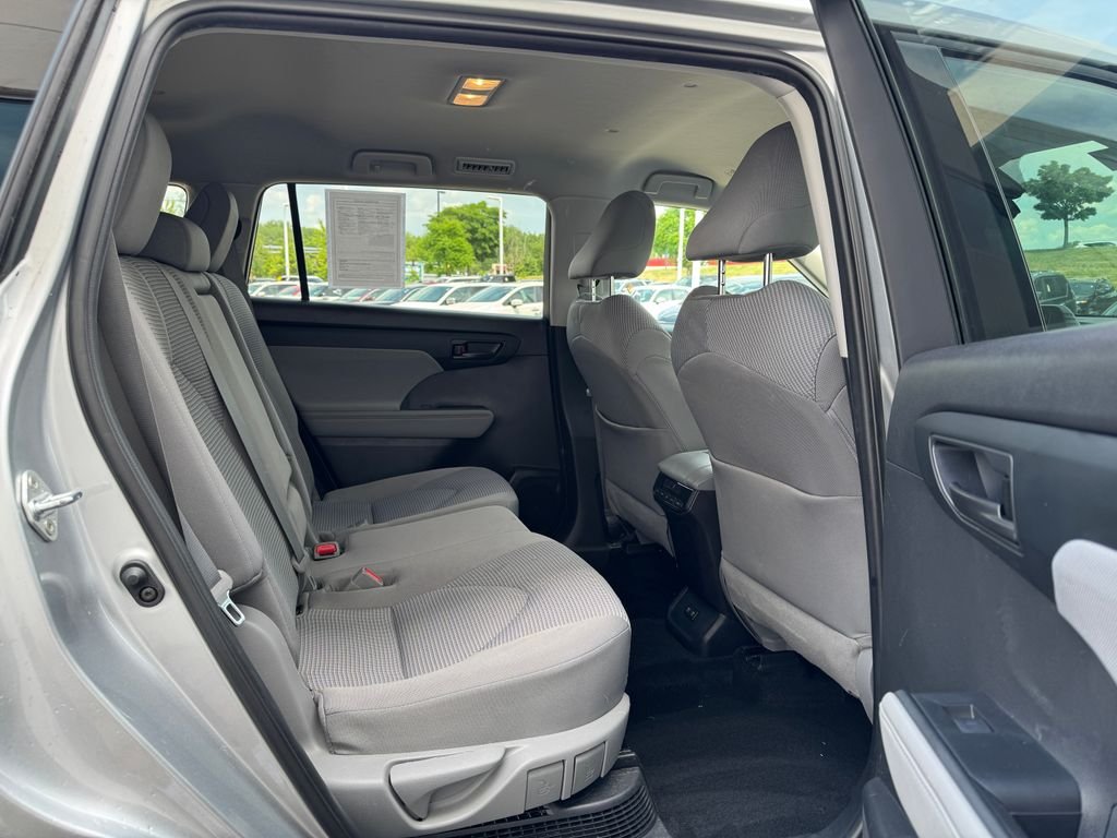 2021 Toyota Highlander LE - Photo 12