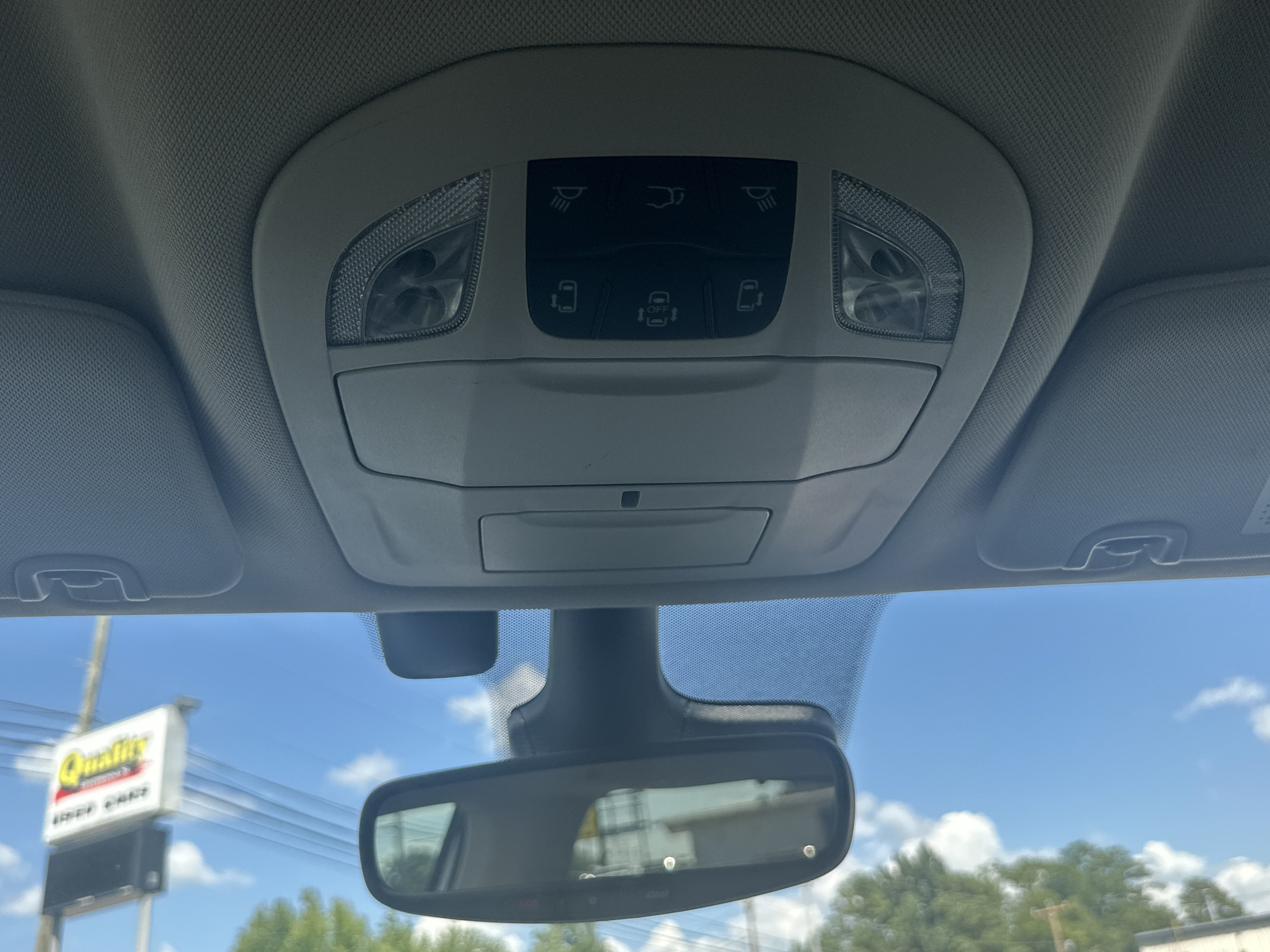 Used 2022 Bright White Clearcoat Chrysler Touring L image 25