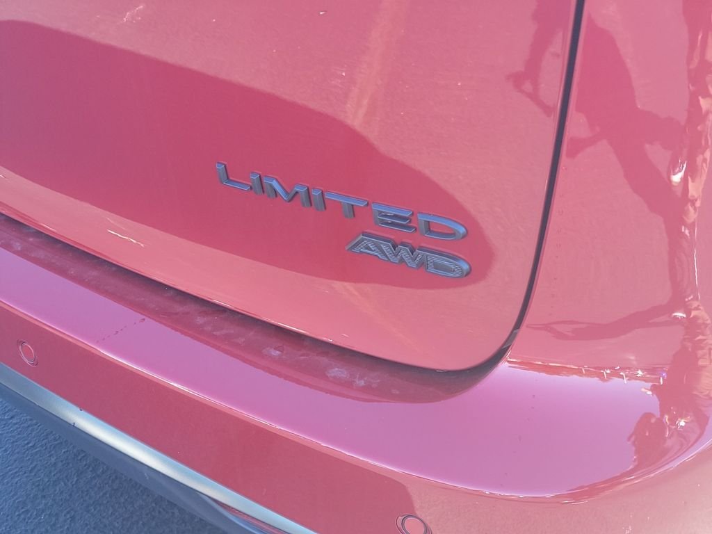 New 2027 Red Hot Pearl-Coat Exterior Paint Chrysler Limited image 6
