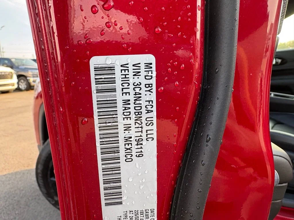 New 2026 Red Hot Pearl-Coat Exterior Paint Jeep Latitude image 33