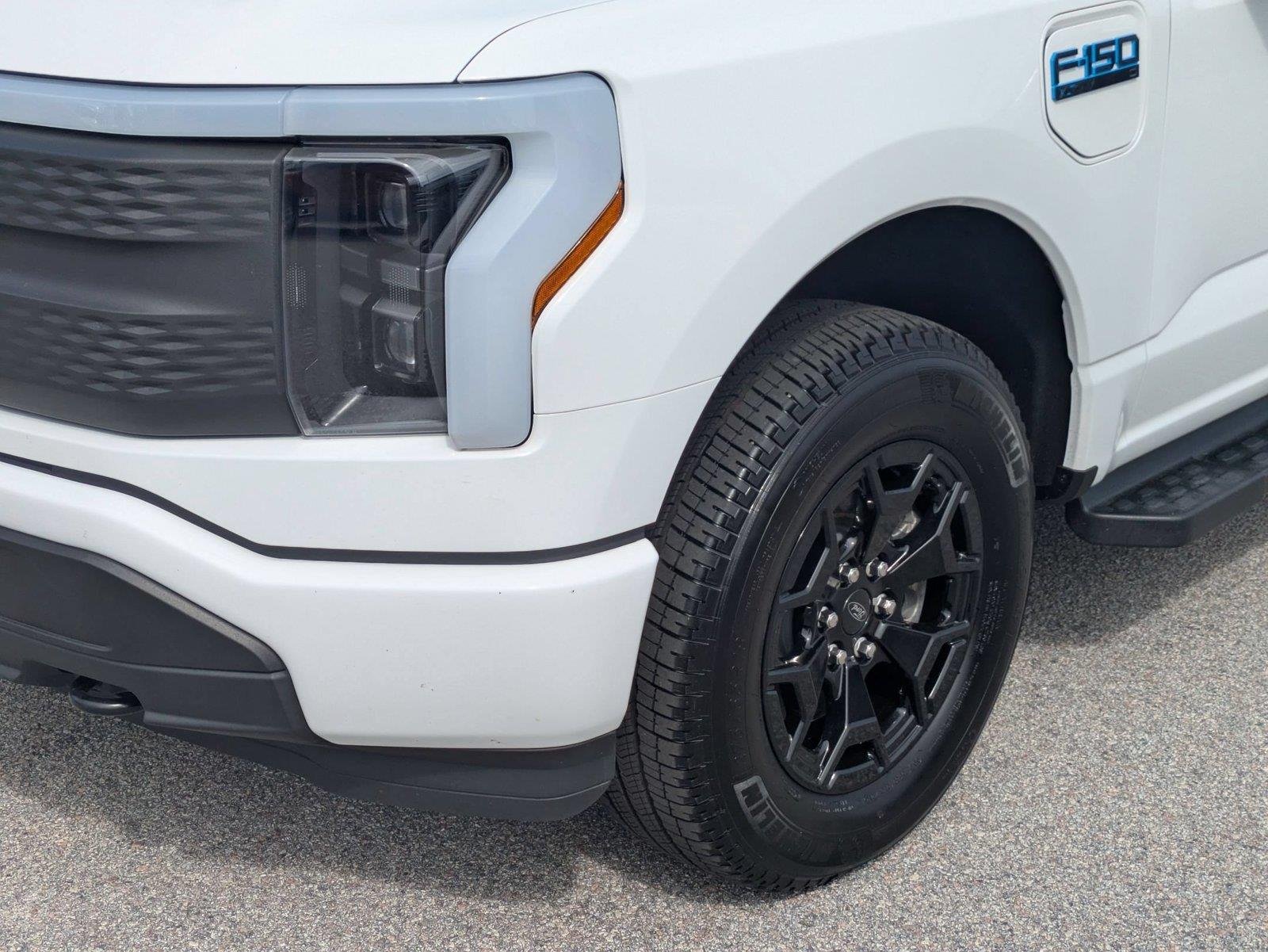 Used 2025 Oxford White Ford XLT image 9