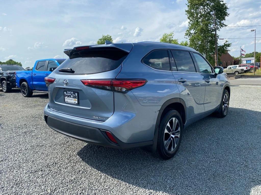 2021 Toyota Highlander XLE - Photo 3