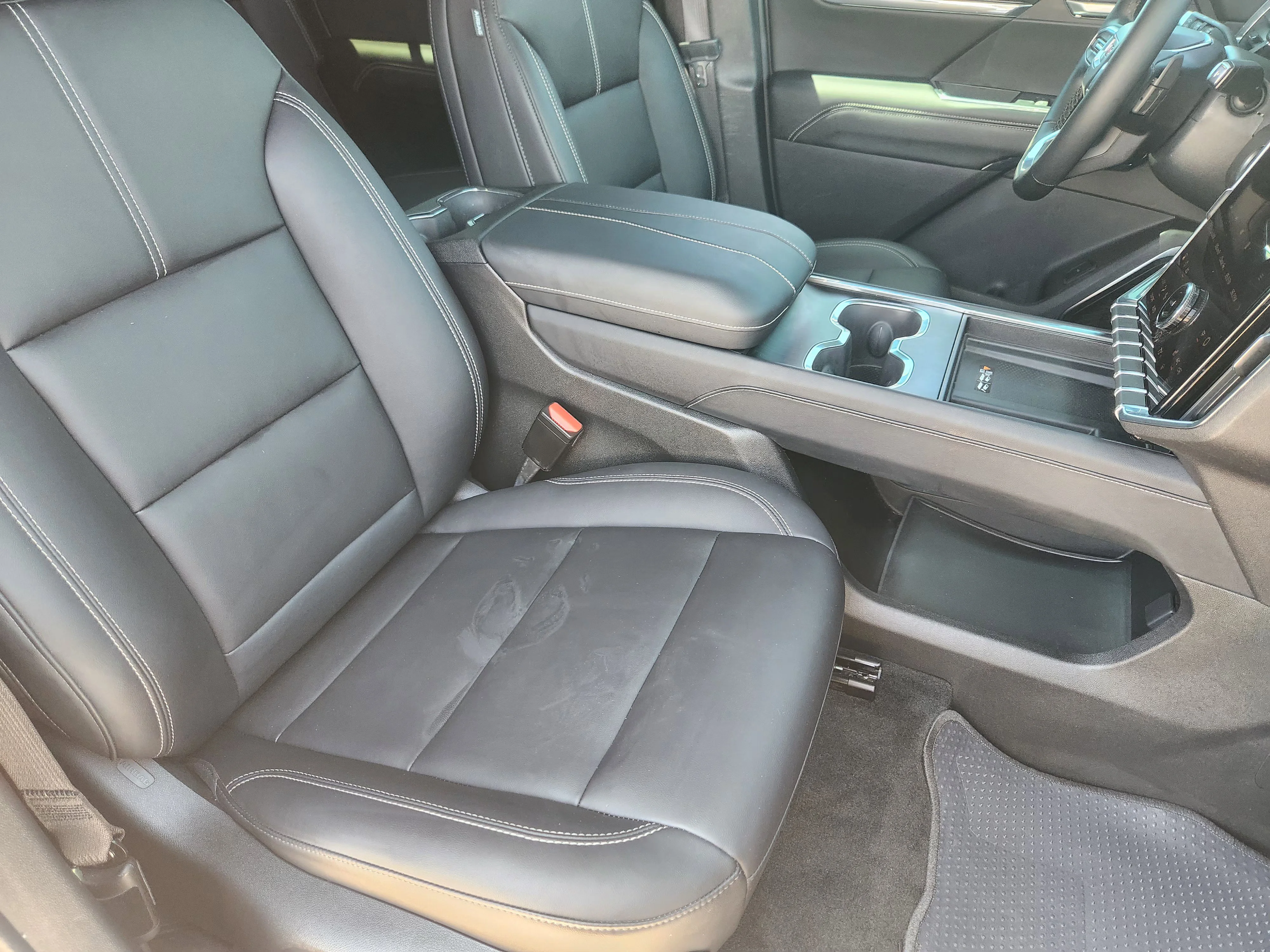 Used 2024 Summit White GMC Elevation image 15