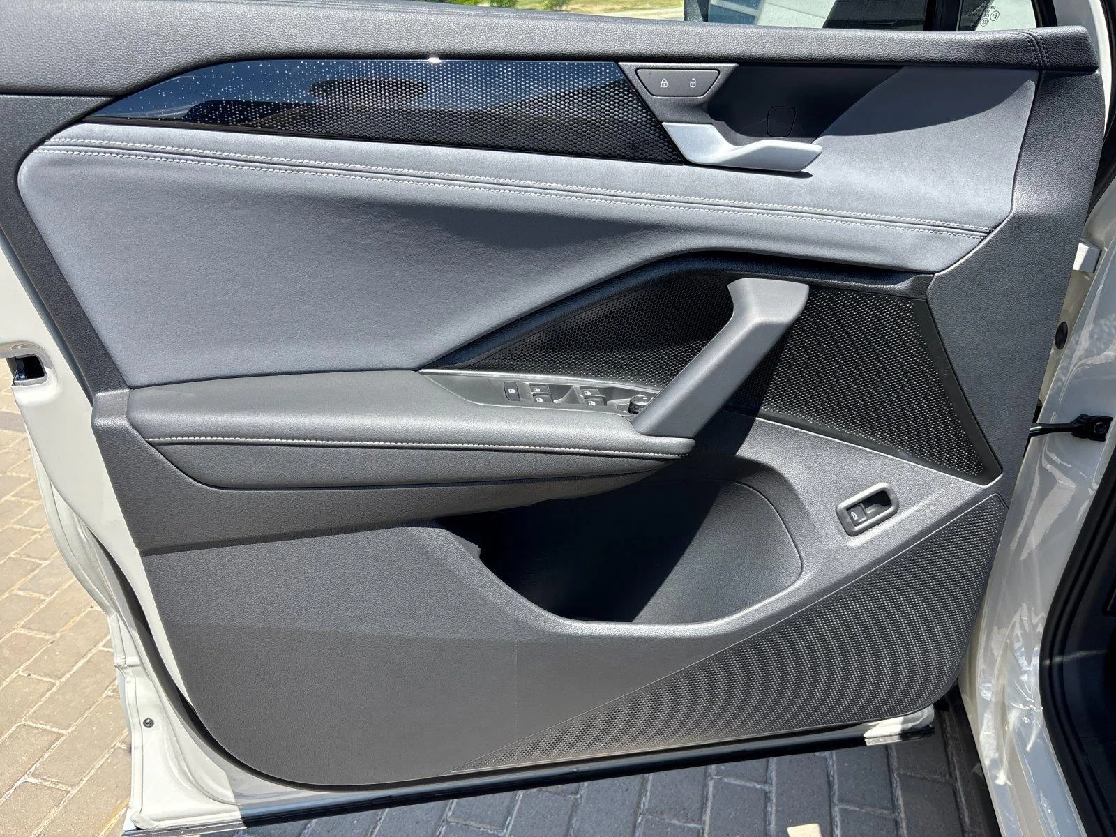 New 2026 sandstone with deep black roof Volkswagen SE R-Line Black image 13