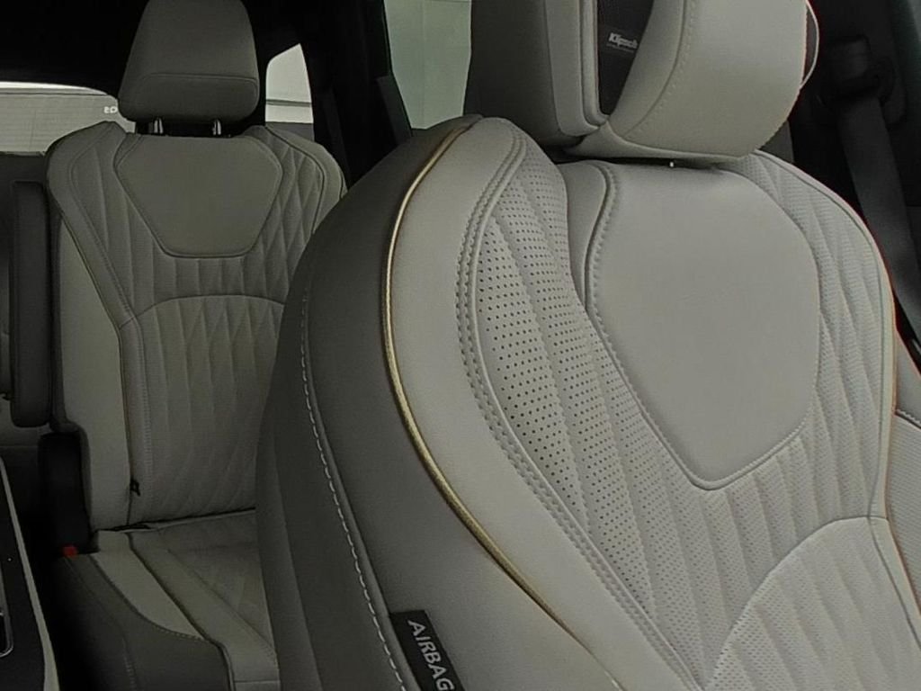 New 2027 2T RAD WHT INFINITI Autograph AWD image 26