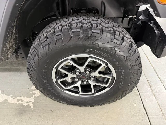 New 2025 Bright White Clear-Coat Exterior Paint Jeep Rubicon image 4