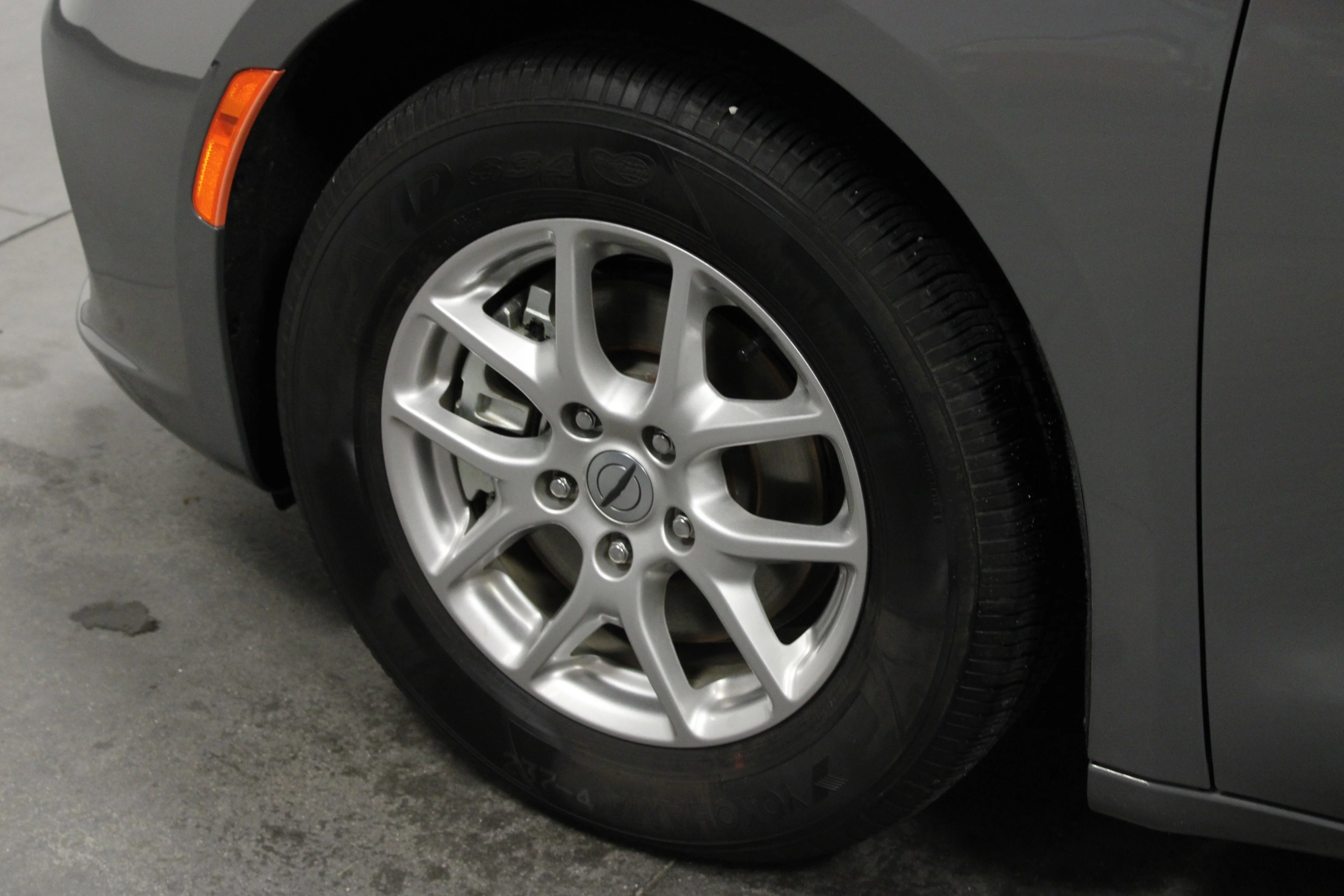 Used 2025 Ceramic Gray Clearcoat Chrysler Select image 10