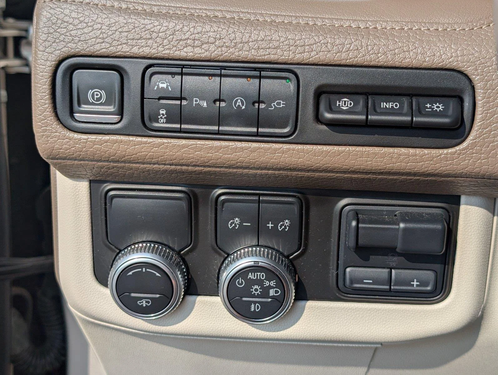 Used 2021 PEARL BEIGE METALLIC GMC Denali image 32