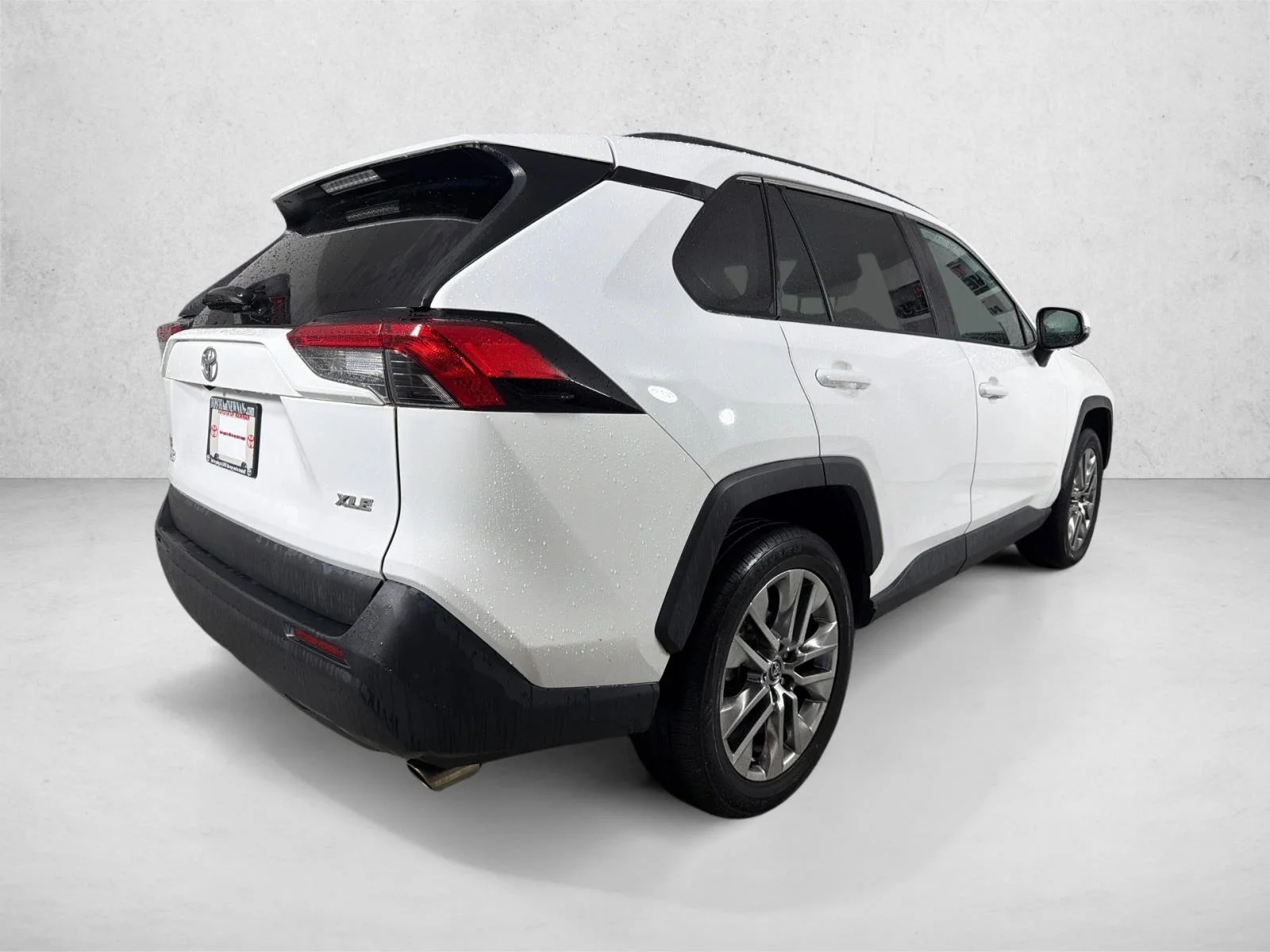 Used 2020 White Toyota XLE Premium image 4