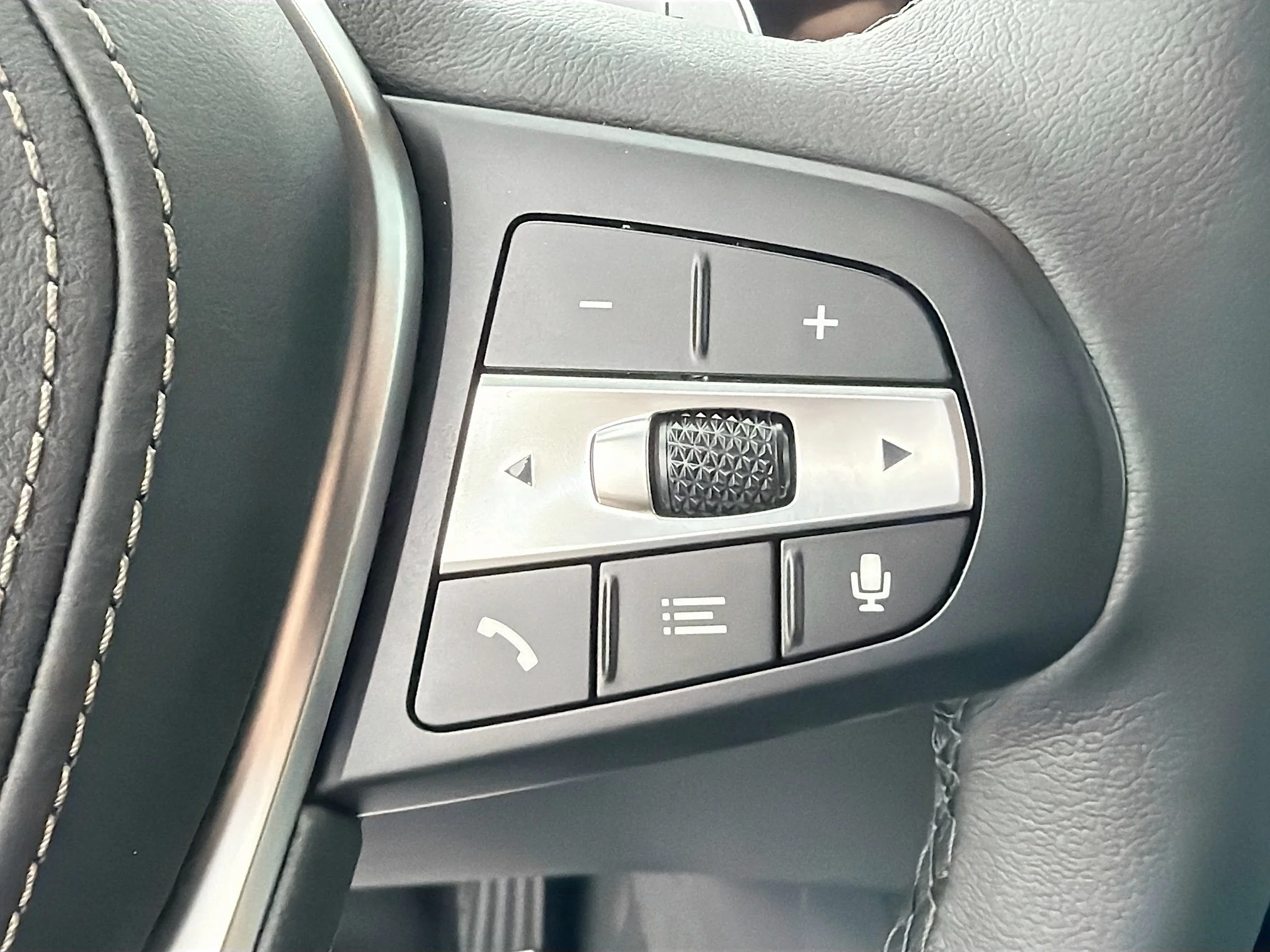 New 2026 Mineral White Metallic BMW xDrive50e image 38