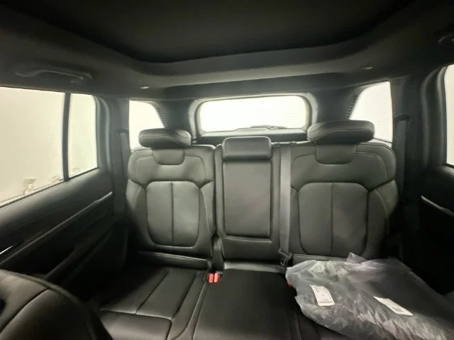 New 2026 Bright White Clear-Coat Exterior Paint Jeep Limited image 33