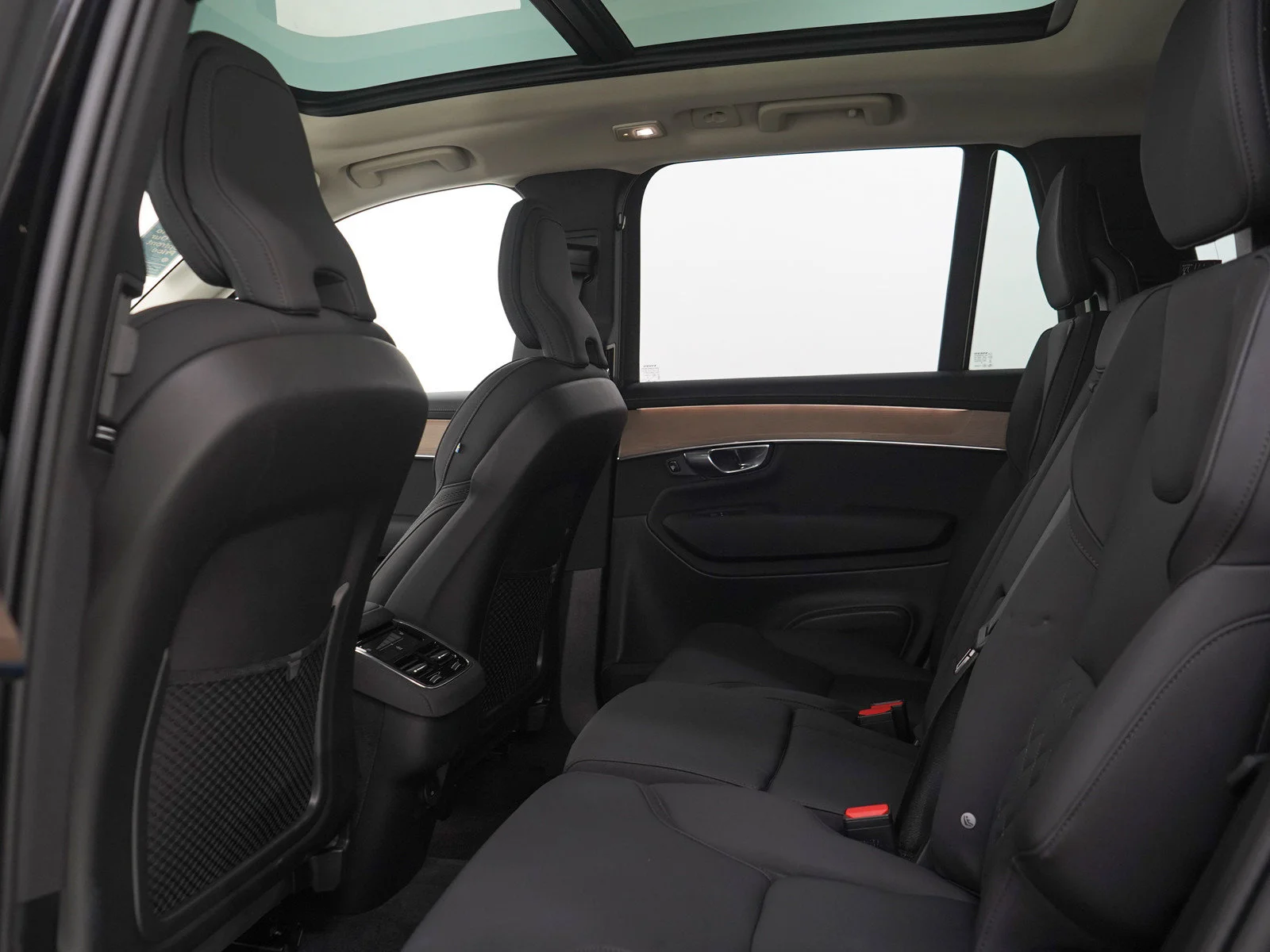 Used 2026 Onyx Black Metallic Volvo B6 Plus 7-Seater image 22