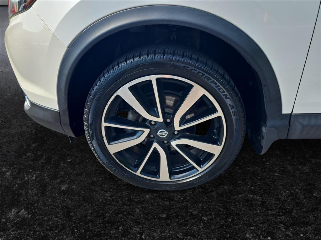 Used 2019 White Nissan SL image 9