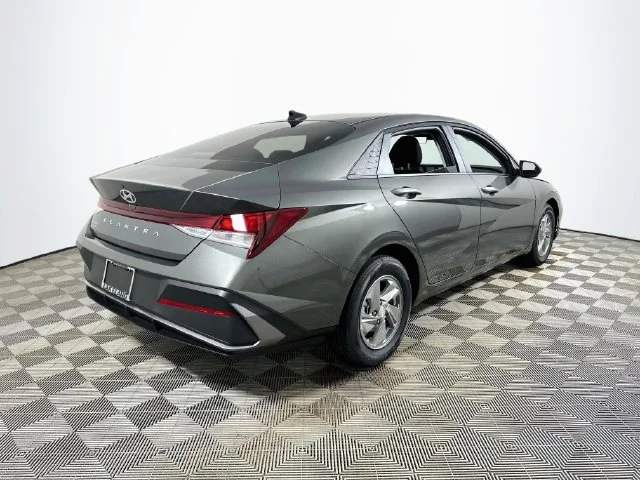New 2026 Hyundai ELANTRA SE