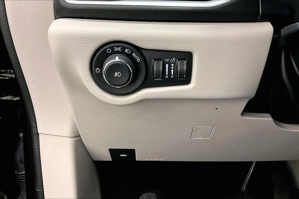Used 2018 Red Chrysler Touring L image 15