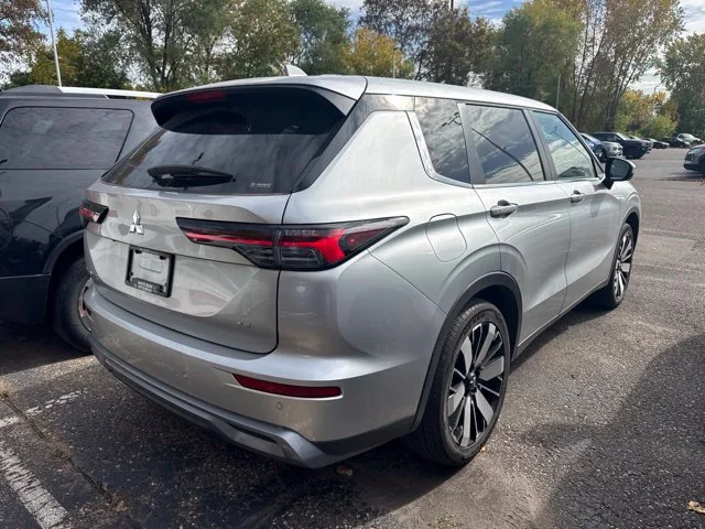 Certified Used 2026 Alloy Silver Metallic Mitsubishi SE image 2