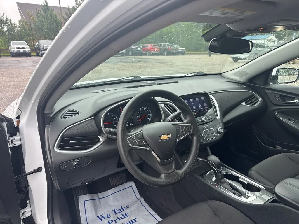 Used 2025 White Chevrolet LT image 6