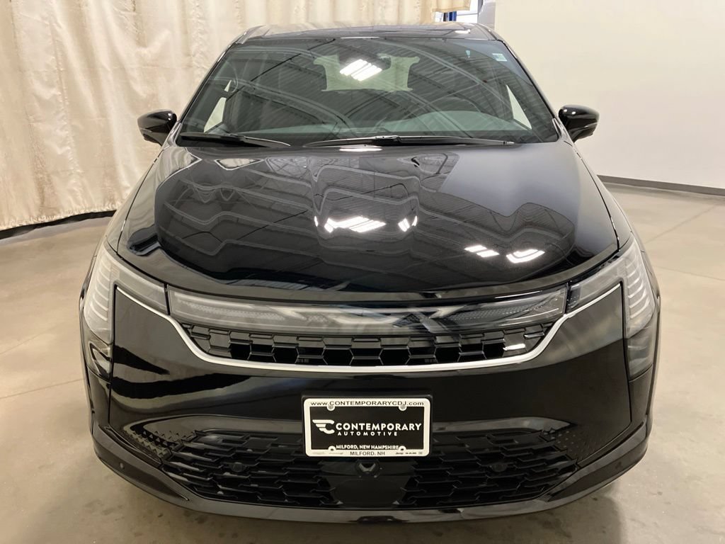 New 2027 Diamond Black Crystal Pearl-Coat Exterior Paint Chrysler Select image 21
