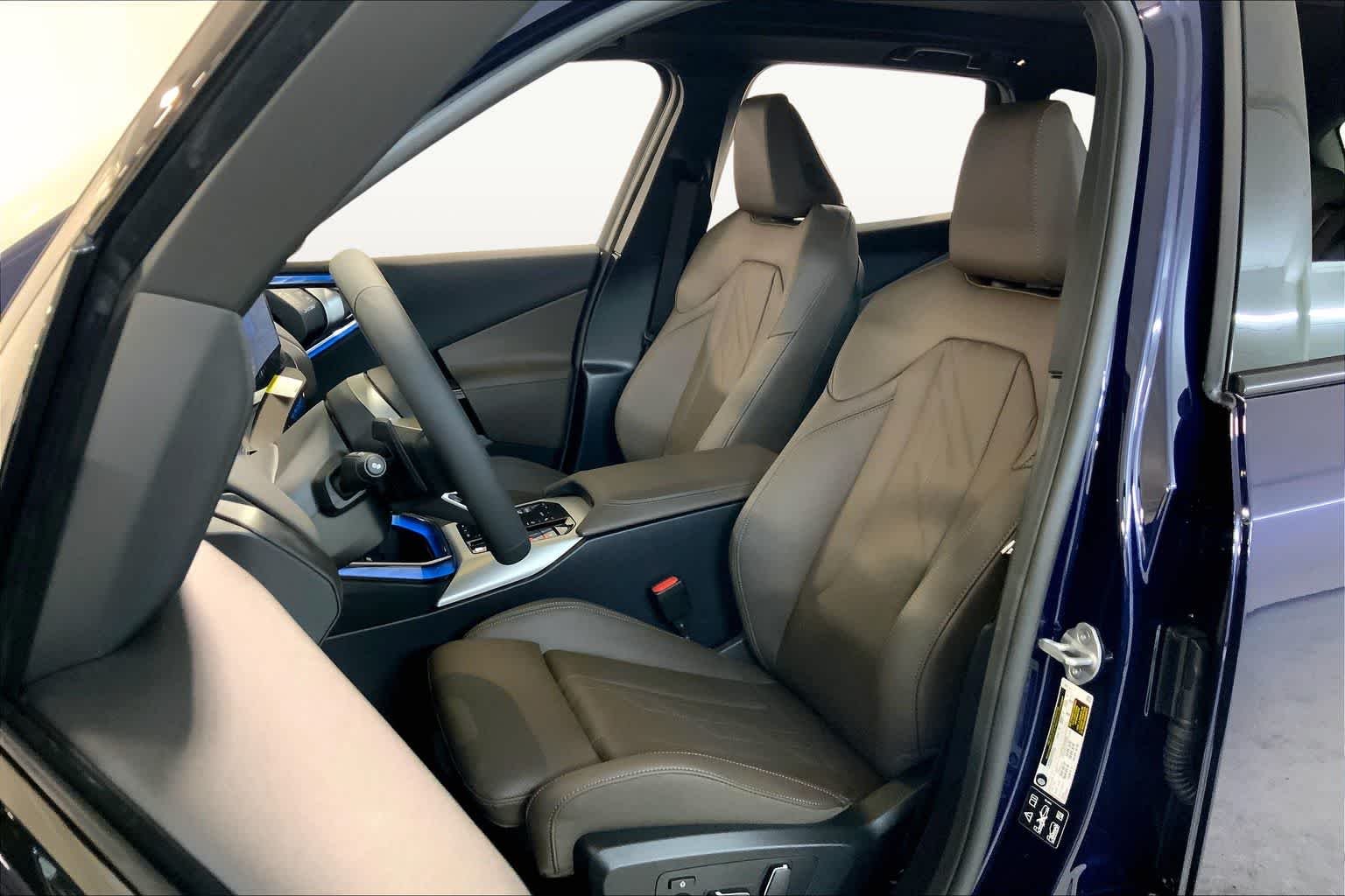 New 2026 Tanzanite Blue II Metallic BMW 30 xDrive image 9